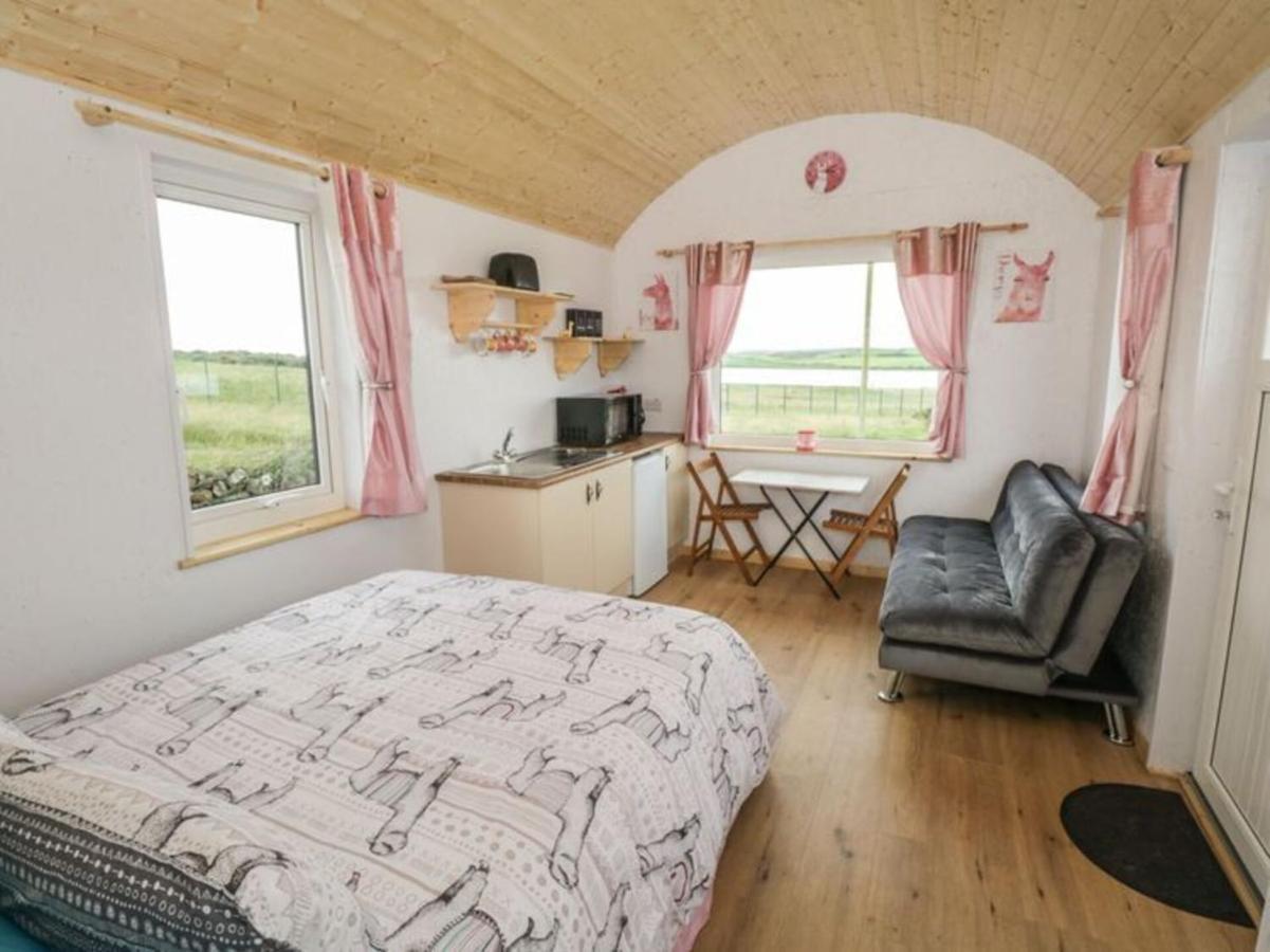 The Beautiful Lazy Llama Shepherd Hut Farm Stay Ballyshannon Bagian luar foto